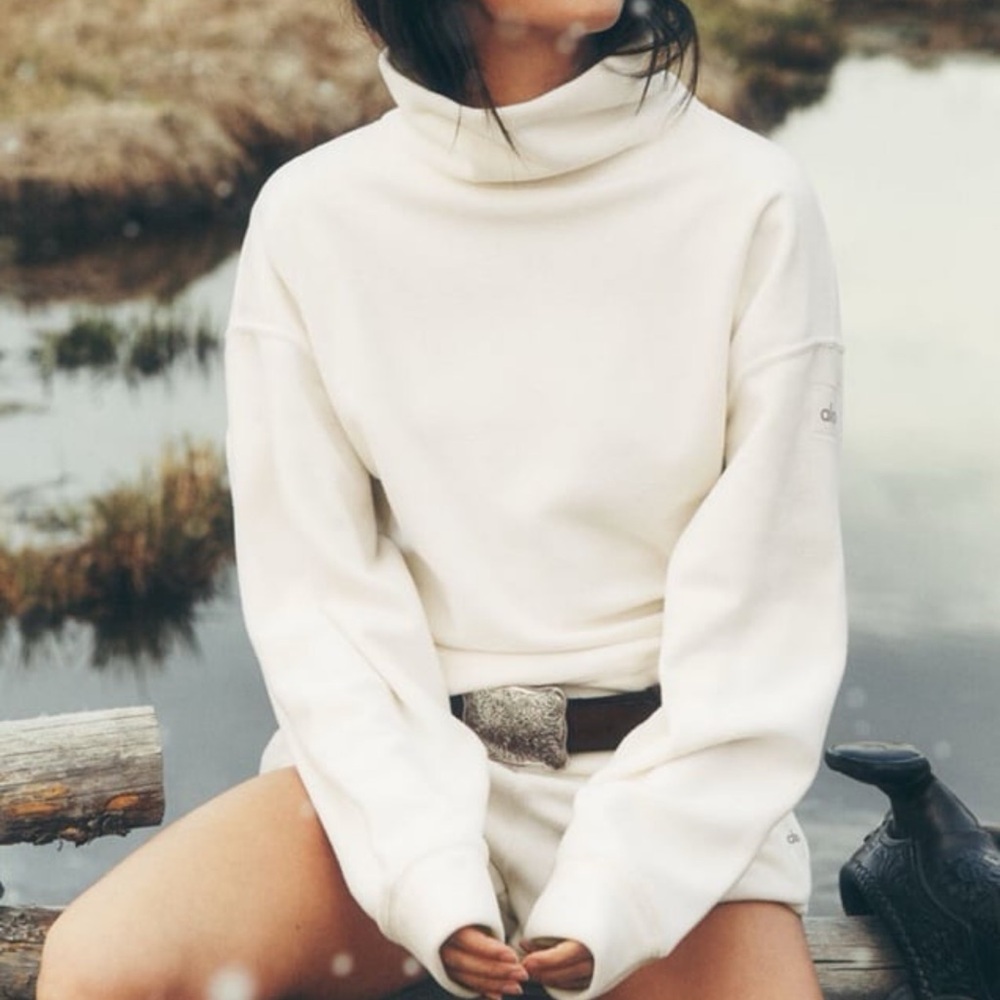 NWT Alo Yoga Polar Fleece Hazy Pullover. Ivory size small